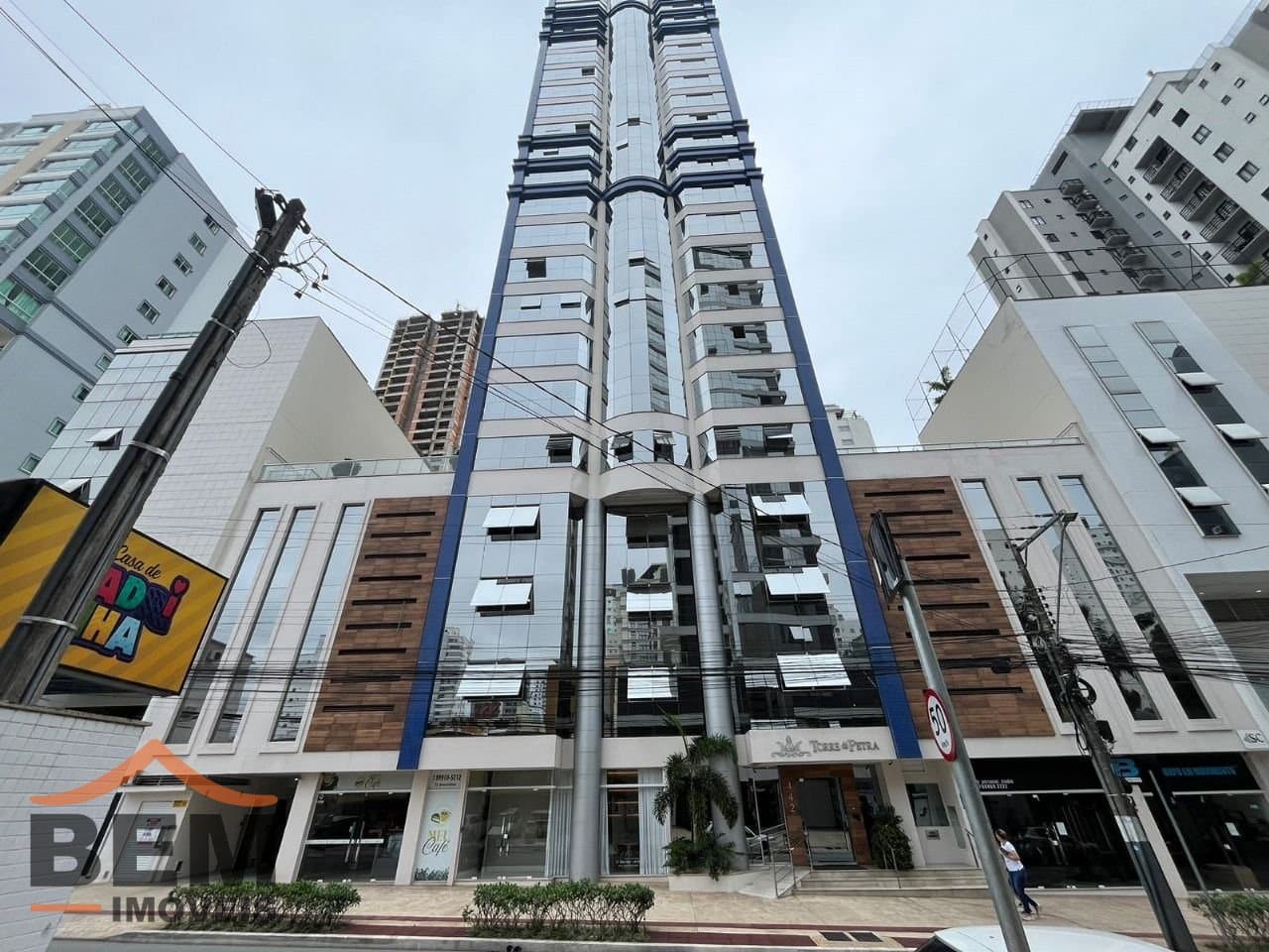 Apartamento para Locação com 3 quartos e 178m² no bairro Pioneiros, em Balneário Camboriú: 01- FACHADA