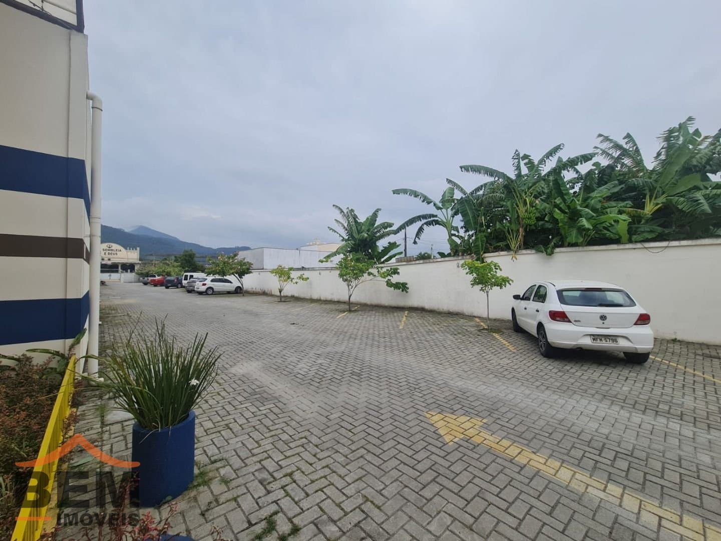 Salas/Conjuntos para Locação com 20m² no bairro Cedros, em Camboriú: 08- ESTACIONAMENTO 