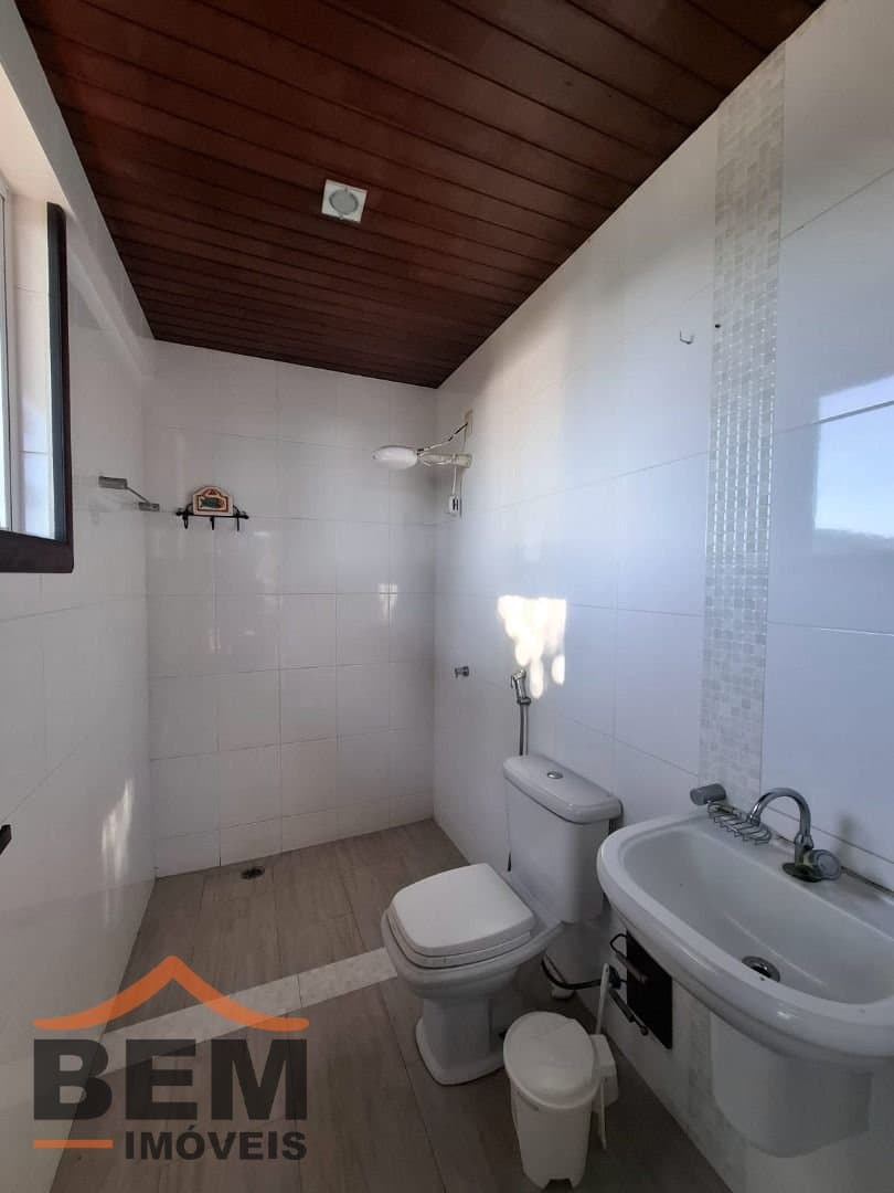 Casa para Locação com 4 quartos e 1500m² no bairro Praia das Taquaras, em Balneário Camboriú: 19- BANHEIRO ÁREA GOURMET