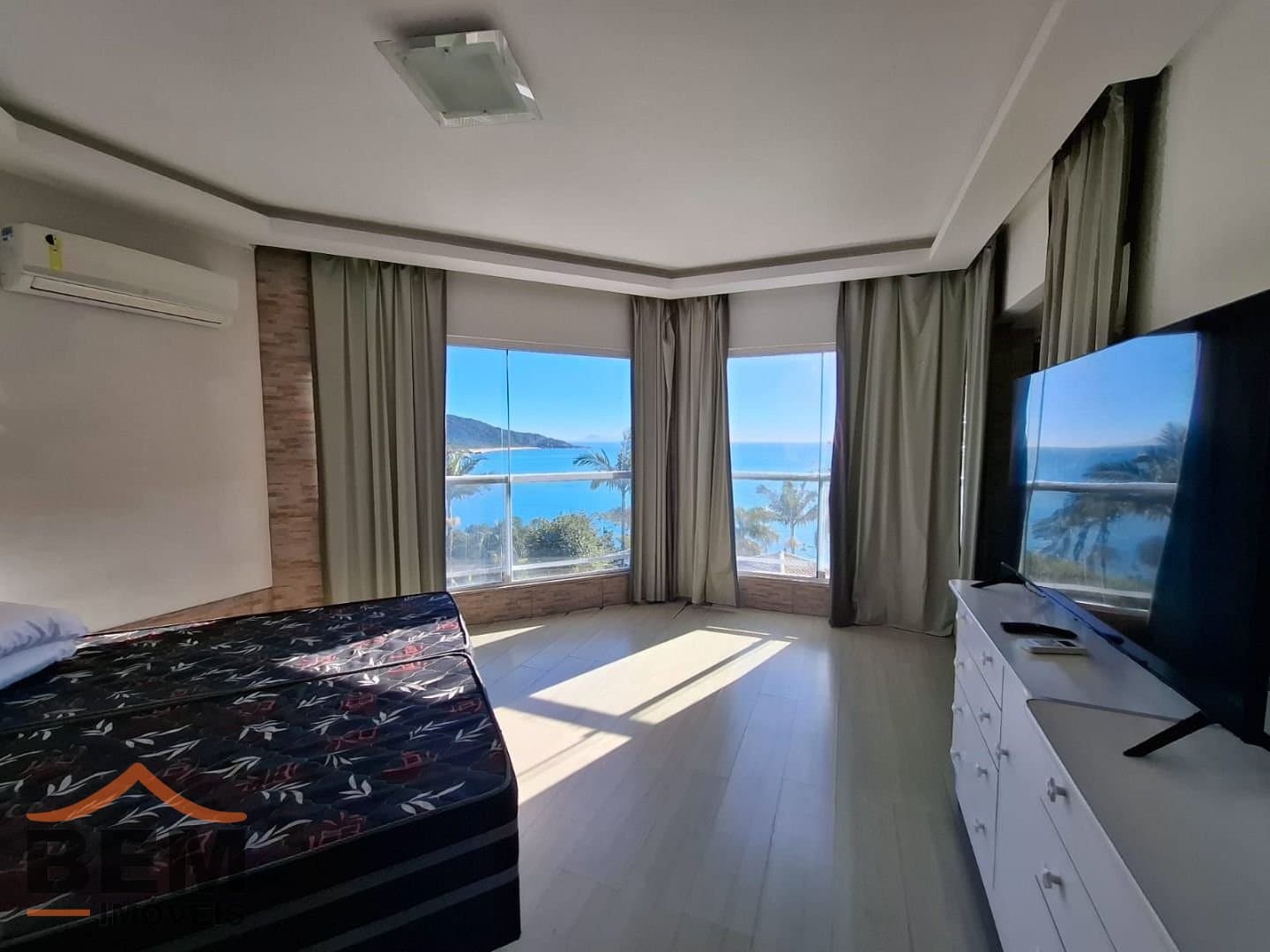 Casa para Locação com 4 quartos e 1500m² no bairro Praia das Taquaras, em Balneário Camboriú: 10- DORMITÓRIO SUÍTE 01