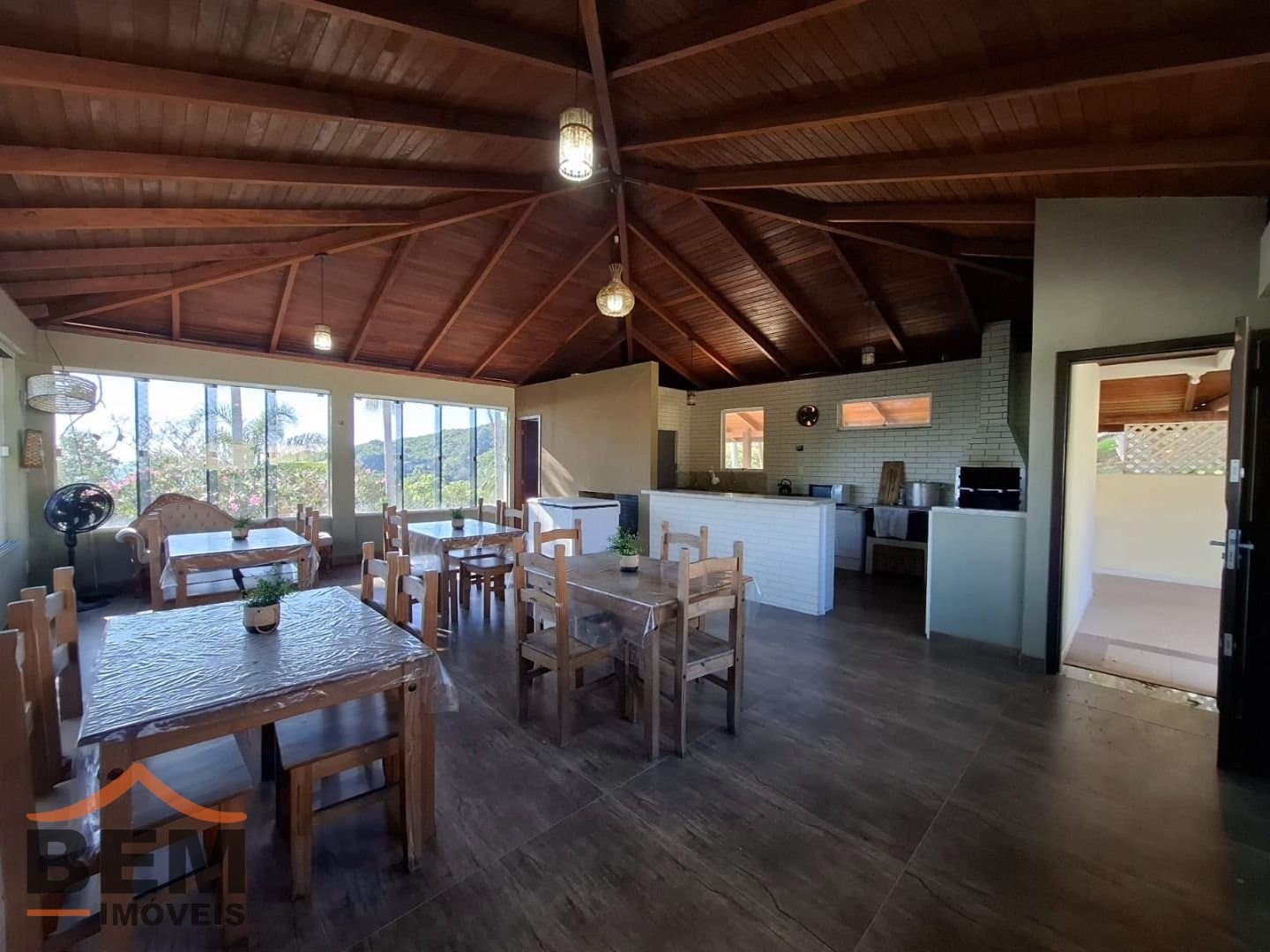 Casa para Locação com 4 quartos e 1500m² no bairro Praia das Taquaras, em Balneário Camboriú: 17- ÁREA GOURMET