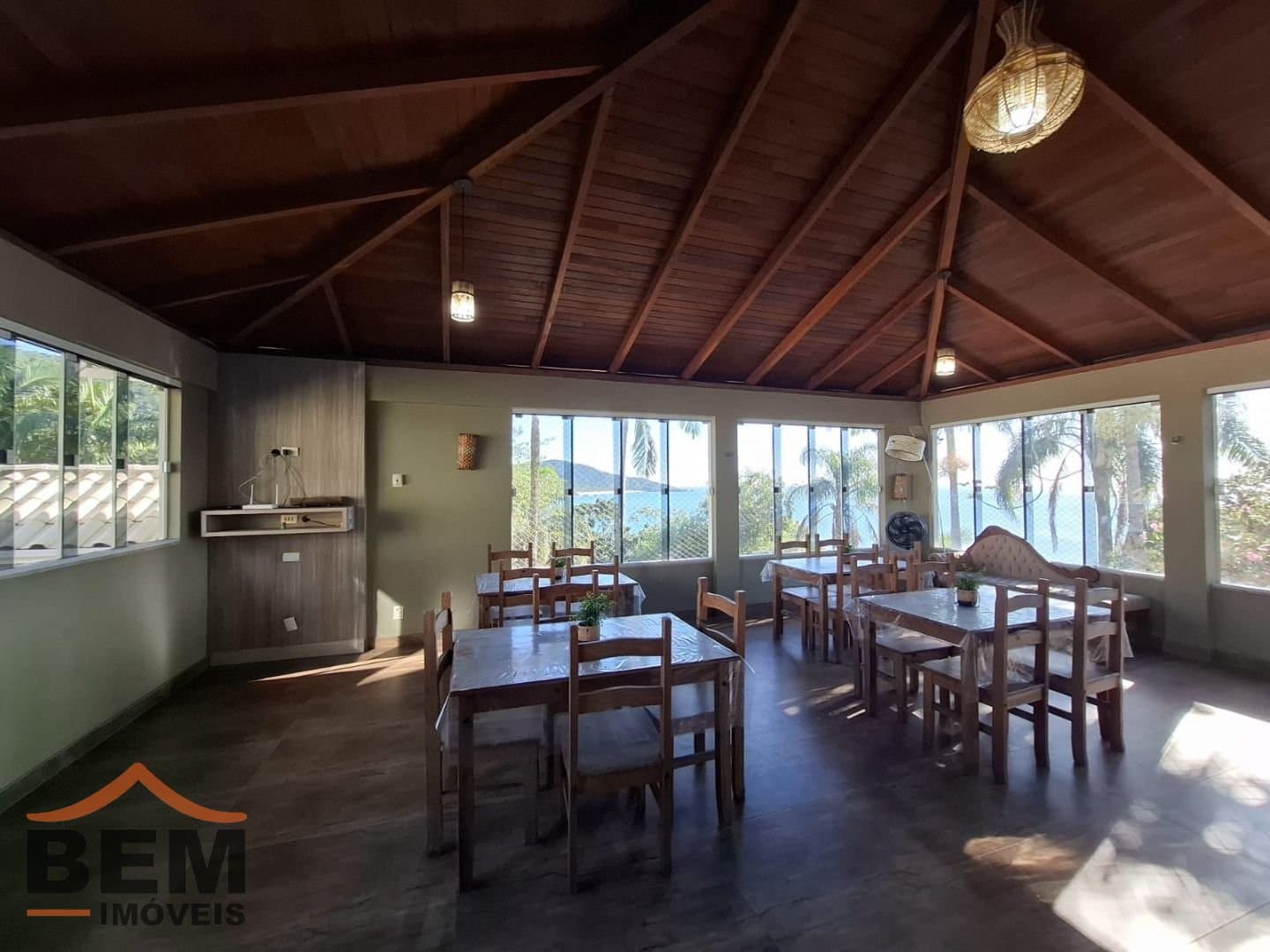 Casa para Locação com 4 quartos e 1500m² no bairro Praia das Taquaras, em Balneário Camboriú: 22- ÁREA GOURMET