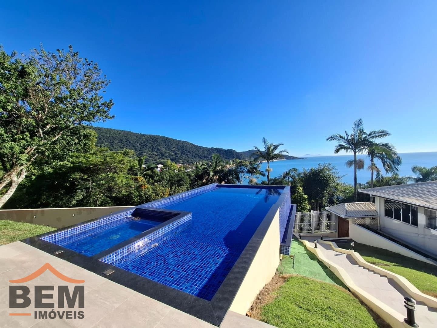 Casa para Locação com 4 quartos e 1500m² no bairro Praia das Taquaras, em Balneário Camboriú: 01- PISCINA