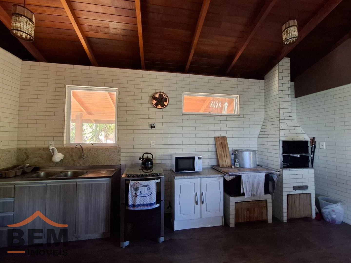 Casa para Locação com 4 quartos e 1500m² no bairro Praia das Taquaras, em Balneário Camboriú: 20- ÁREA GOURMET