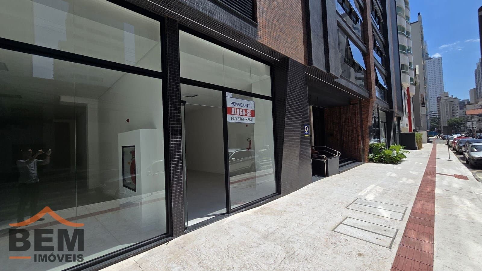 Salas/Conjuntos para Locação com 107m² no bairro Centro, em Balneário Camboriú: 01- FACHADA
