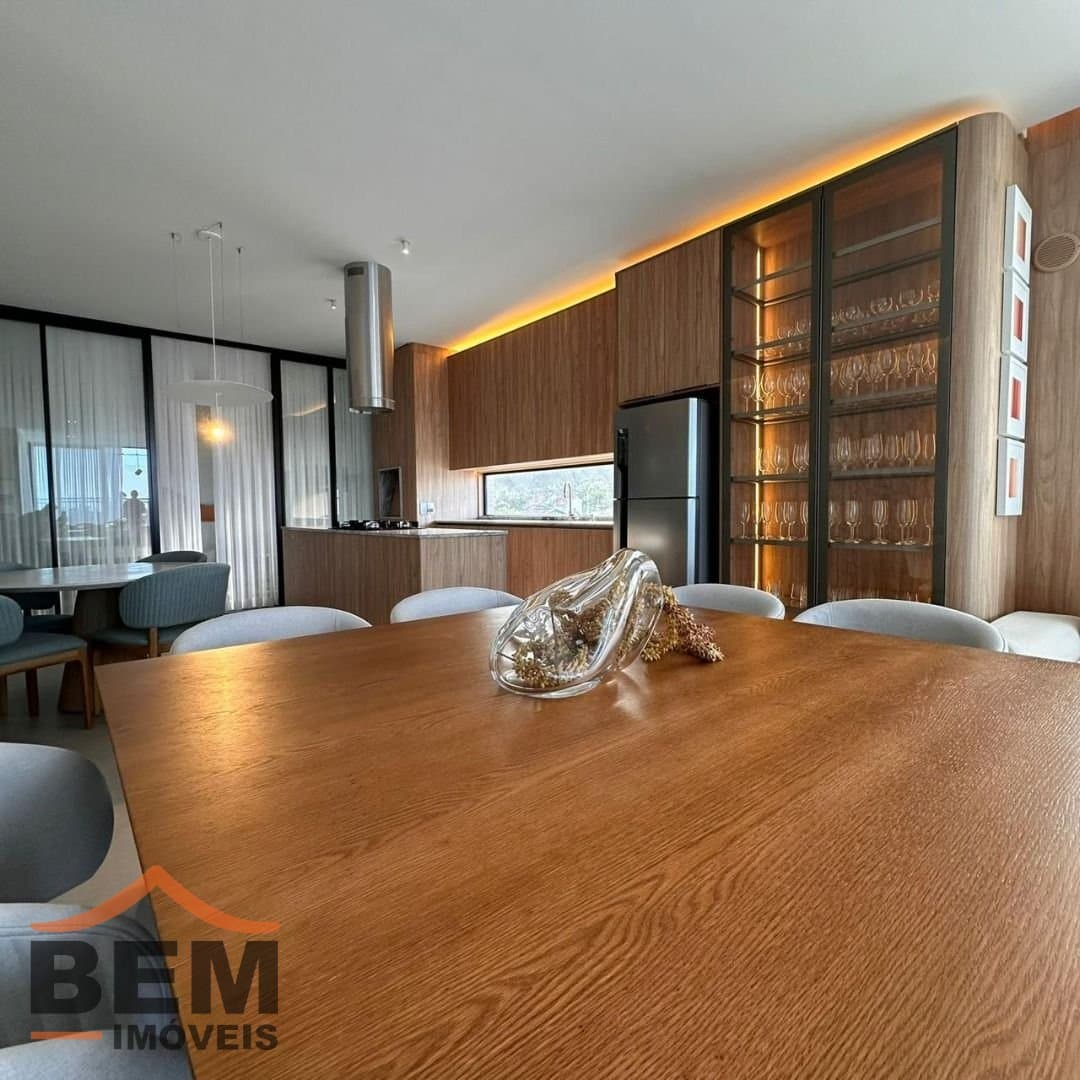 Apartamento Duplex para Venda com 3 quartos e 211m² no bairro Cabeçudas, em Itajaí