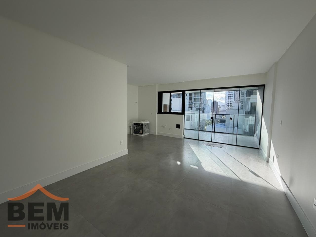 Apartamento para Locação com 3 quartos e 123m² no bairro Meia Praia, em Itapema