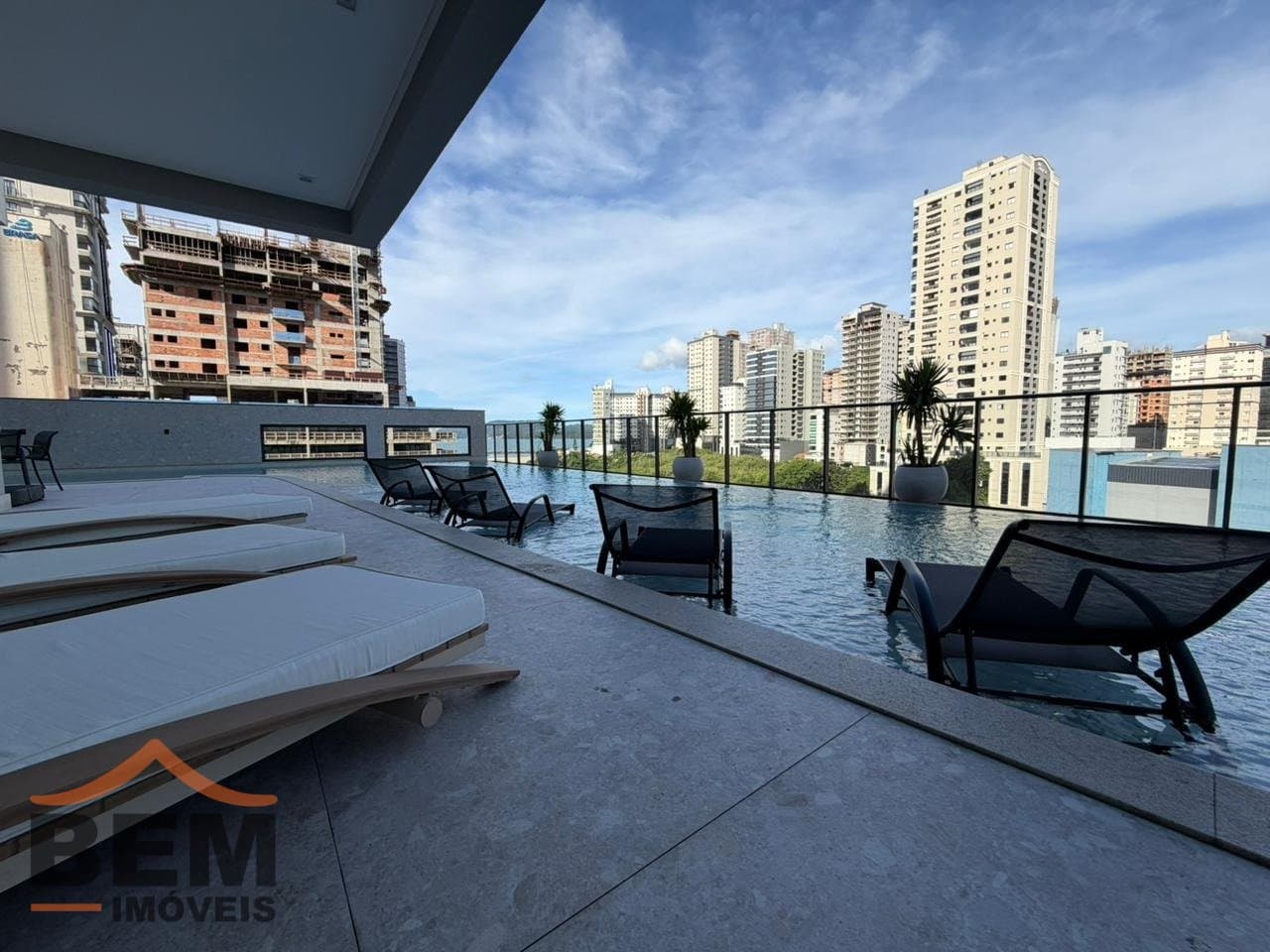 Apartamento para Locação com 3 quartos e 123m² no bairro Meia Praia, em Itapema