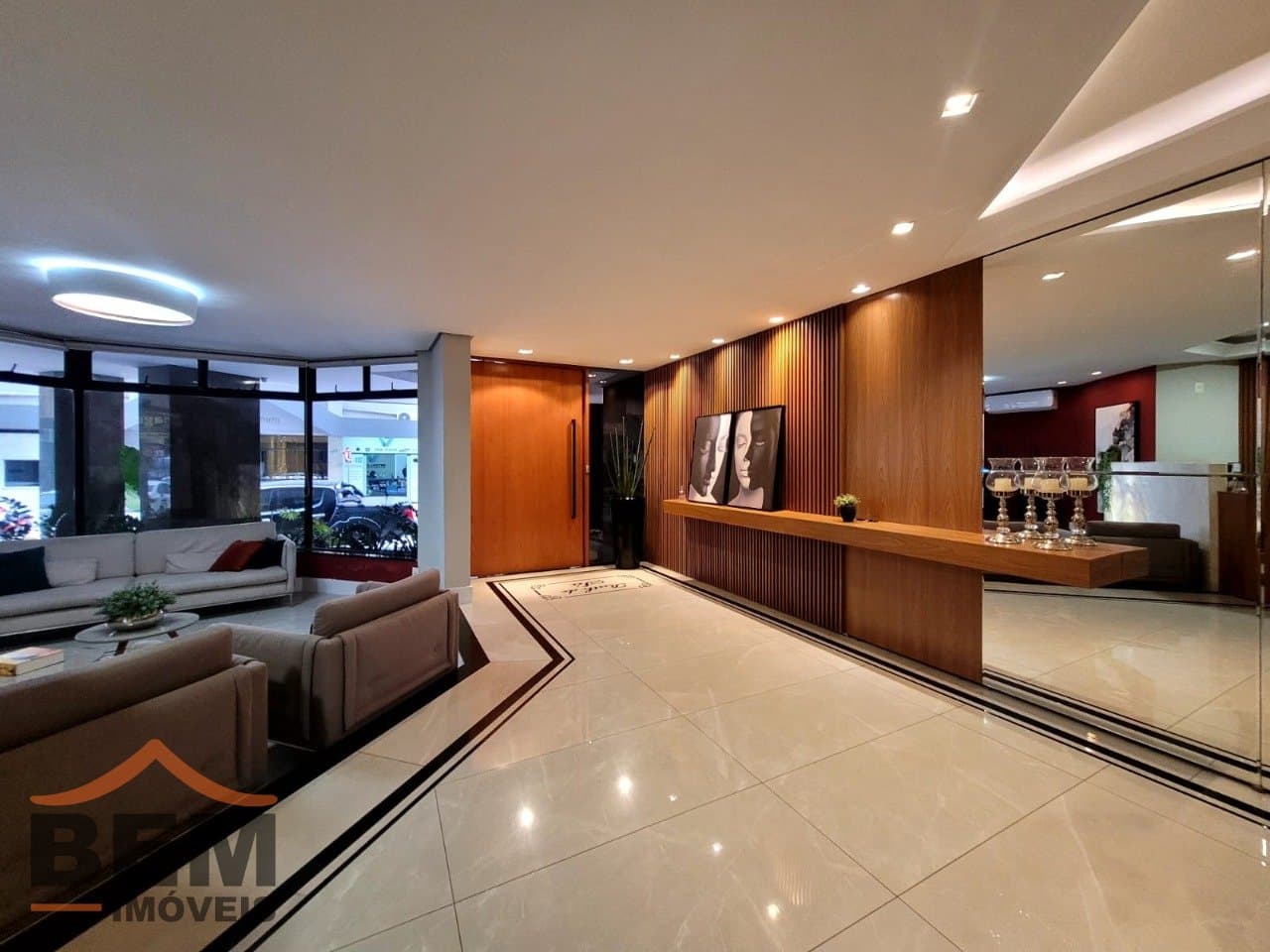 Apartamento para Locação com 3 quartos e 170m² no bairro Centro, em Balneário Camboriú: 02 - HALL DE ENTRADA