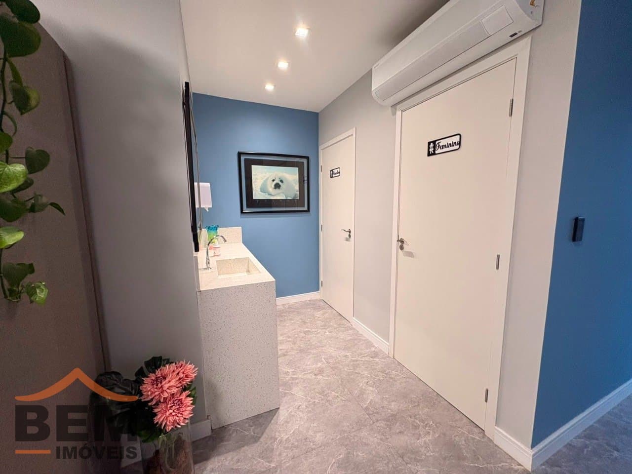 Sala Comercial para Locação com 10m² no bairro Centro, em Itajaí: 14 - HALL DE ACESSO LAVABO