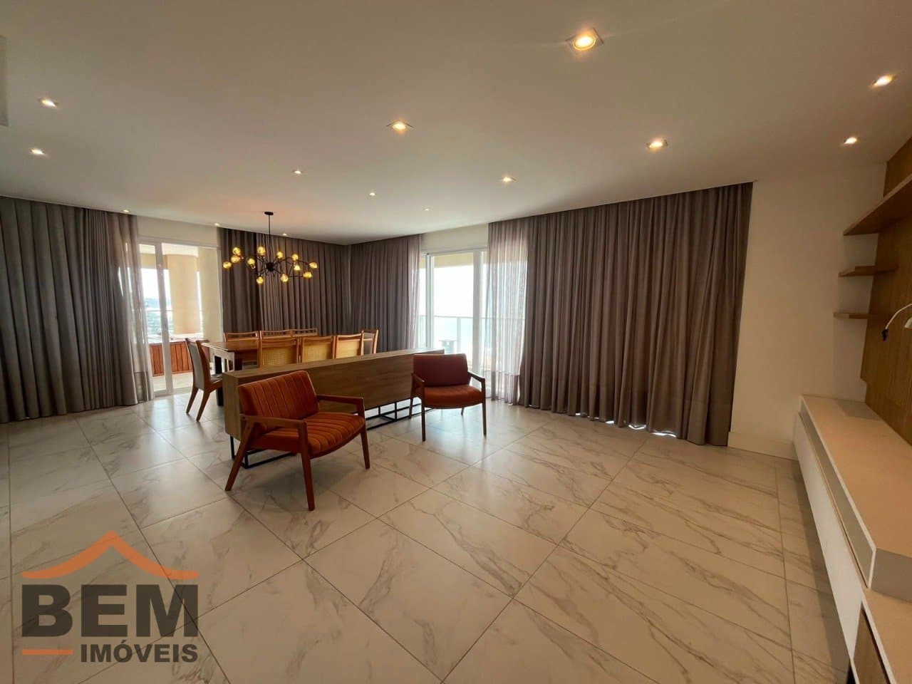 Apartamento para Locação com 3 quartos e 197m² no bairro Balneário Santa Clara, em Itajaí