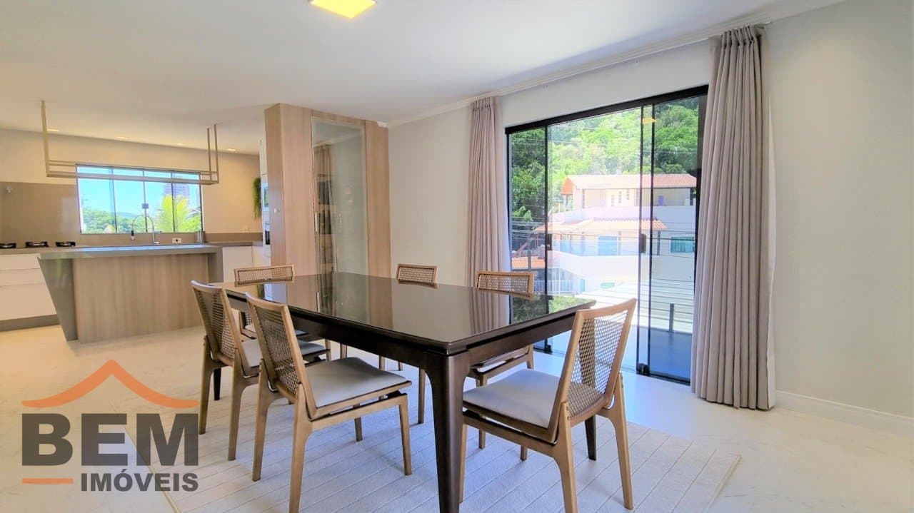 Casa para Venda com 4 quartos e 350m² no bairro Ariribá, em Balneário Camboriú
